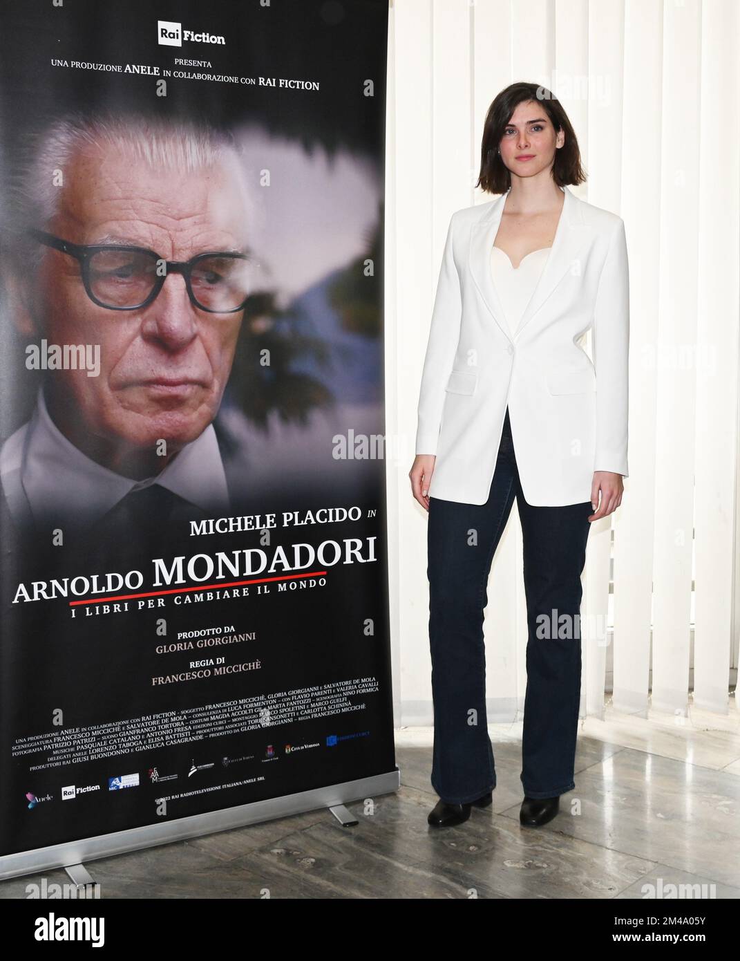 Milan, Italie. 19th décembre 2022. Milano, Italie ARNOLDO MONDADORI les livres pour changer la présentation mondiale de la fiction docu par Francesco Miccichè réalisateur interprété par Michele Placido, Valeria Cavalli, Flavio Parenti, Brenno Placido, Valentina Ghelfi, Produit par Gloria Giorgianni et Torre Sansonetti dans la photo:Valentina Ghelfi crédit: Agence de photo indépendante/Alamy Live News Banque D'Images