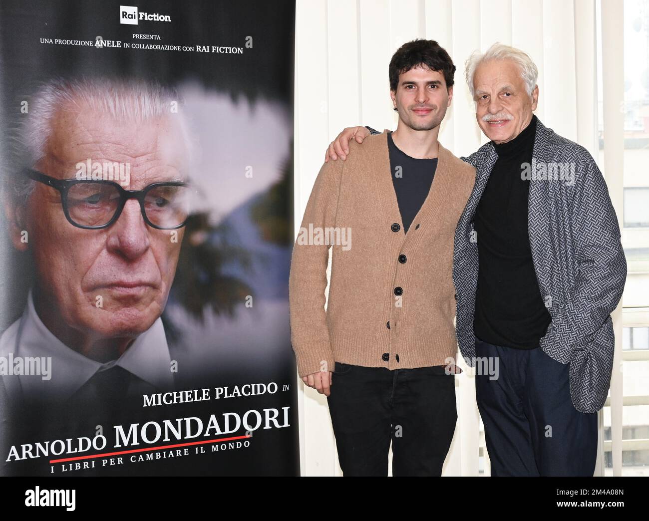Milan, Italie. 19th décembre 2022. Milano, Italie ARNOLDO MONDADORI les livres pour changer la présentation mondiale de la fiction docu par Francesco Miccichè réalisateur interprété par Michele Placido, Valeria Cavalli, Flavio Parenti, Brenno Placido, Valentina Ghelfi, Produit par Gloria Giorgianni et Torre Sansonetti à partir de dans la photo:Michele Placido Brennus Placido crédit: Agence de photo indépendante/Alamy Live News Banque D'Images