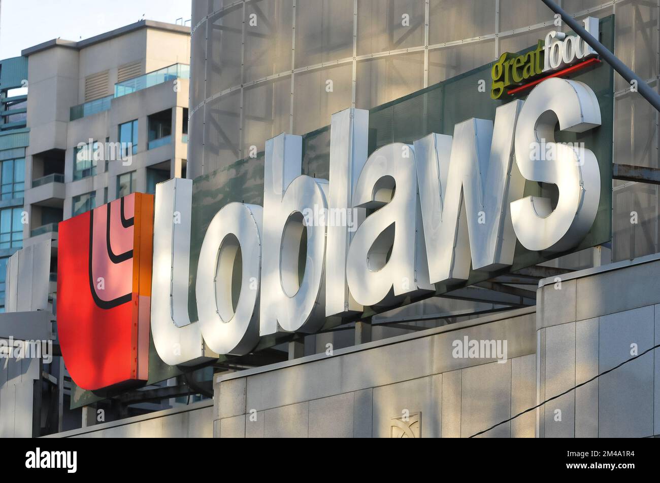 Toronto, ON, Canada - 17 décembre 2022 : voir à l'affiche du magasin d'alimentation Loblaws. Loblaws Inc. Est une chaîne de supermarchés canadienne avec des magasins situés à t Banque D'Images