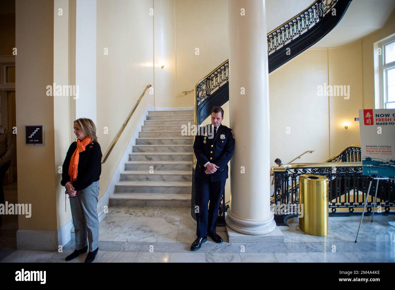 Washington, DC, Etats-Unis sur 19 décembre 2022. L'officier de police métropolitaine Daniel Hodges, à droite, est accompagné par la représentante des États-Unis Madeleine Dean (démocrate de Pennsylvanie), qui attend son départ le lendemain du dixième jour du comité spécial de la Chambre des représentants des États-Unis pour enquêter sur l'attaque du 6 janvier contre l'audience du Capitole sur Capitol Hill à Washington, DC. États-Unis sur 19 décembre 2022. Le comité spécial de la Chambre enquête sur l'attaque du 6 janvier 2021 contre les États-Unis Le Capitole a voté, pour la première fois dans l'histoire des États-Unis, pour renvoyer au Département des affaires criminelles portées contre un ancien président des États-Unis Banque D'Images