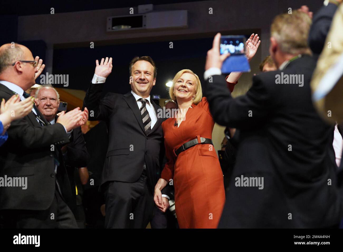 EXAMEN de l'AN 2022 photo du dossier en date du 05/10/22 - le Premier ministre Liz Truss avec son mari Hugh O'Leary après avoir prononcé son discours liminaire à la conférence annuelle du Parti conservateur au Centre international des congrès de Birmingham. Date de publication : mardi 20 décembre 2022. Banque D'Images