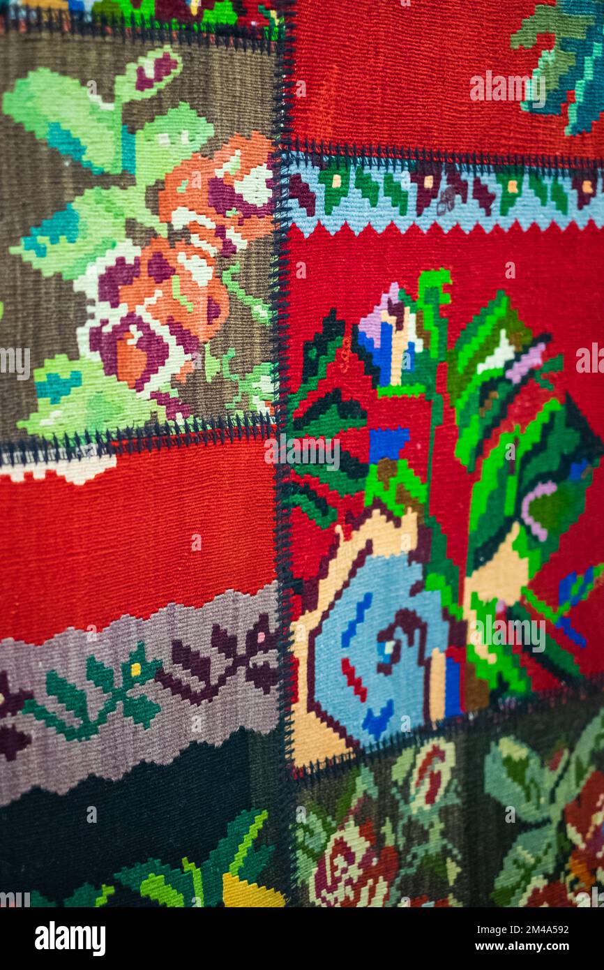 Gros plan sur un tapis à motifs géométriques. Tapis tissé à la main rouge, jaune et autres couleurs. Moquette tissée à la main avec motif abstrait. Moquette colorée. Tex Banque D'Images