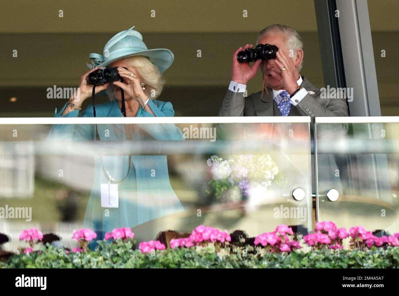 AP REVIEW OF THE YEAR 2022 photo du dossier datée du 14/06/22 - la duchesse de Cornwall et le prince de Galles regardent le King's Stand à travers des jumelles dans les stands pendant la première journée de Royal Ascot à l'hippodrome d'Ascot. Date de publication : mardi 20 décembre 2022. Banque D'Images