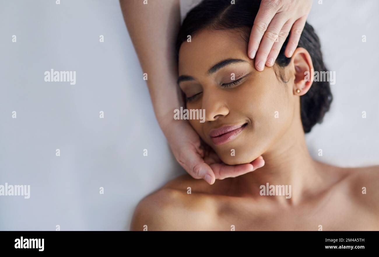 Mains qualifiées qui se spécialisent dans la relaxation totale du corps. une jeune femme attirante se fait masser au spa. Banque D'Images