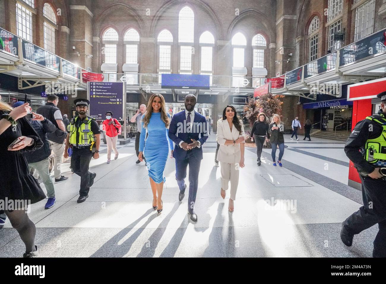 Examen par les PA DE L'ANNÉE 2022 photo du dossier datée du 24/03/22 - Kathryn Burn, Tim Campbell et Harpreet Kaur de l'apprenti sur le hall de la gare de Liverpool Street à Londres avant la finale de jeudi soir. Date de publication : mardi 20 décembre 2022. Banque D'Images