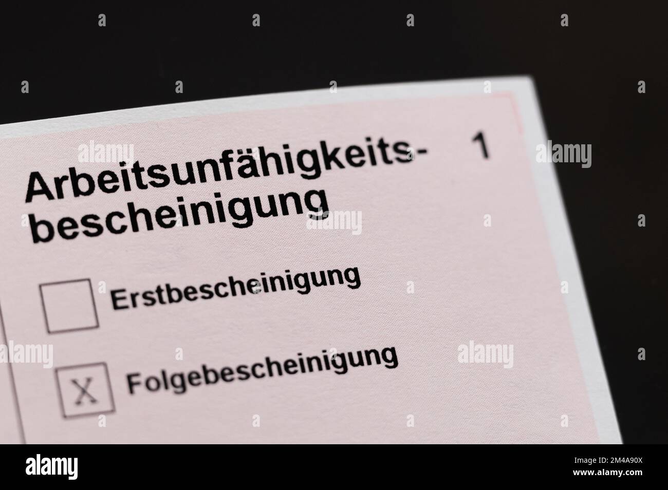 Rottweil, Allemagne. 19th décembre 2022. Un certificat d'incapacité de travail se trouve sur une table. Crédit : Silas Stein/dpa/Alay Live News Banque D'Images