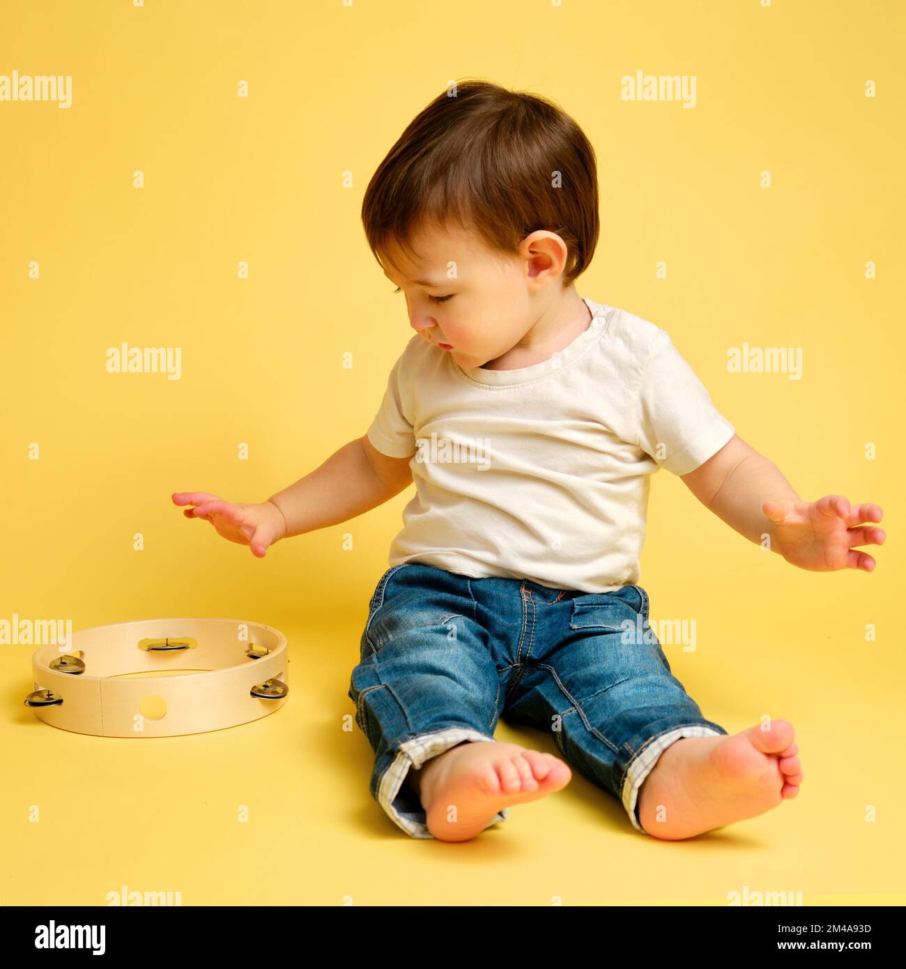 Un Enfant Avec Un Instrument De Musique à Tambour