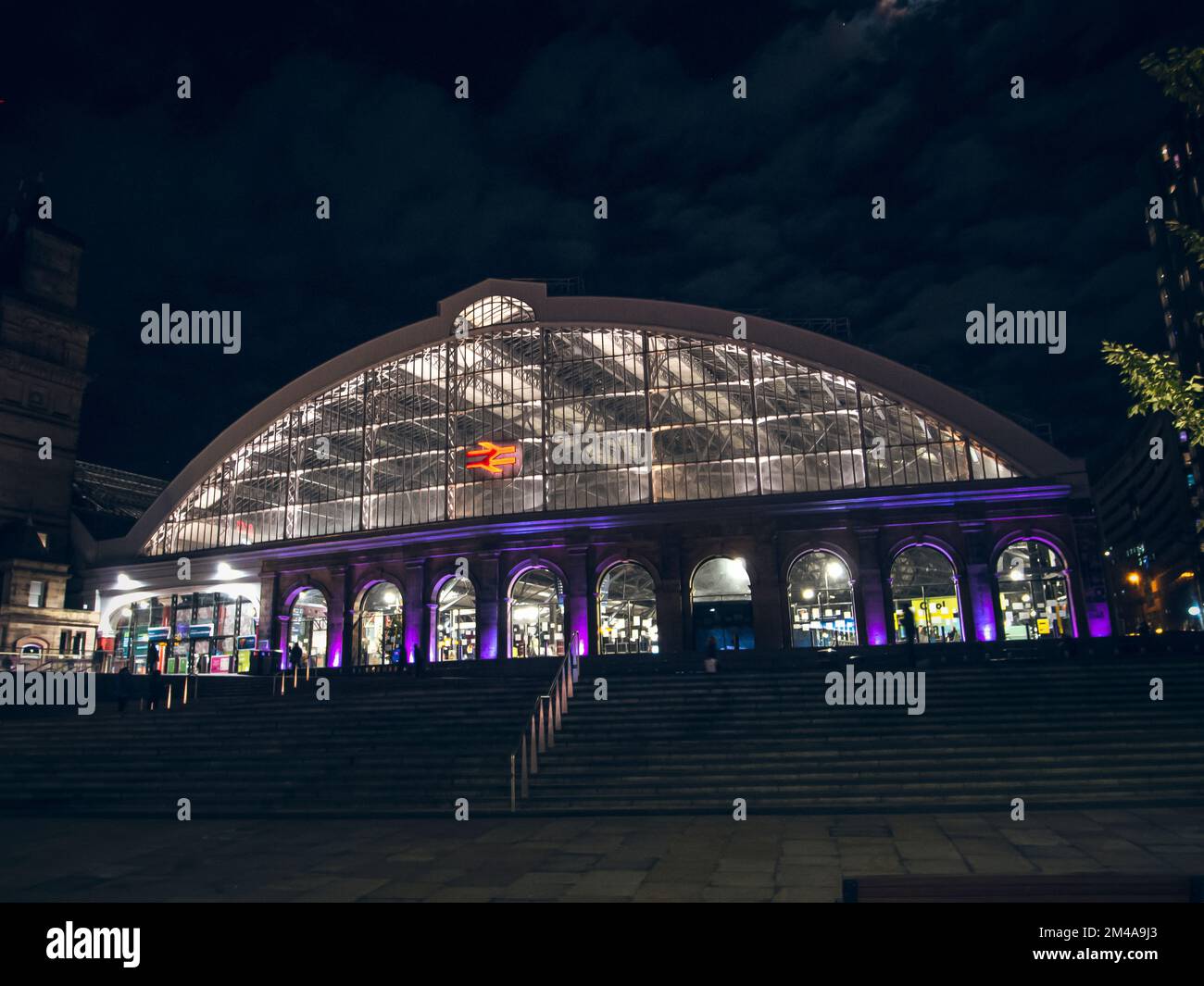 Gare de Liverpool Lime Street la nuit à Liverpool. Banque D'Images