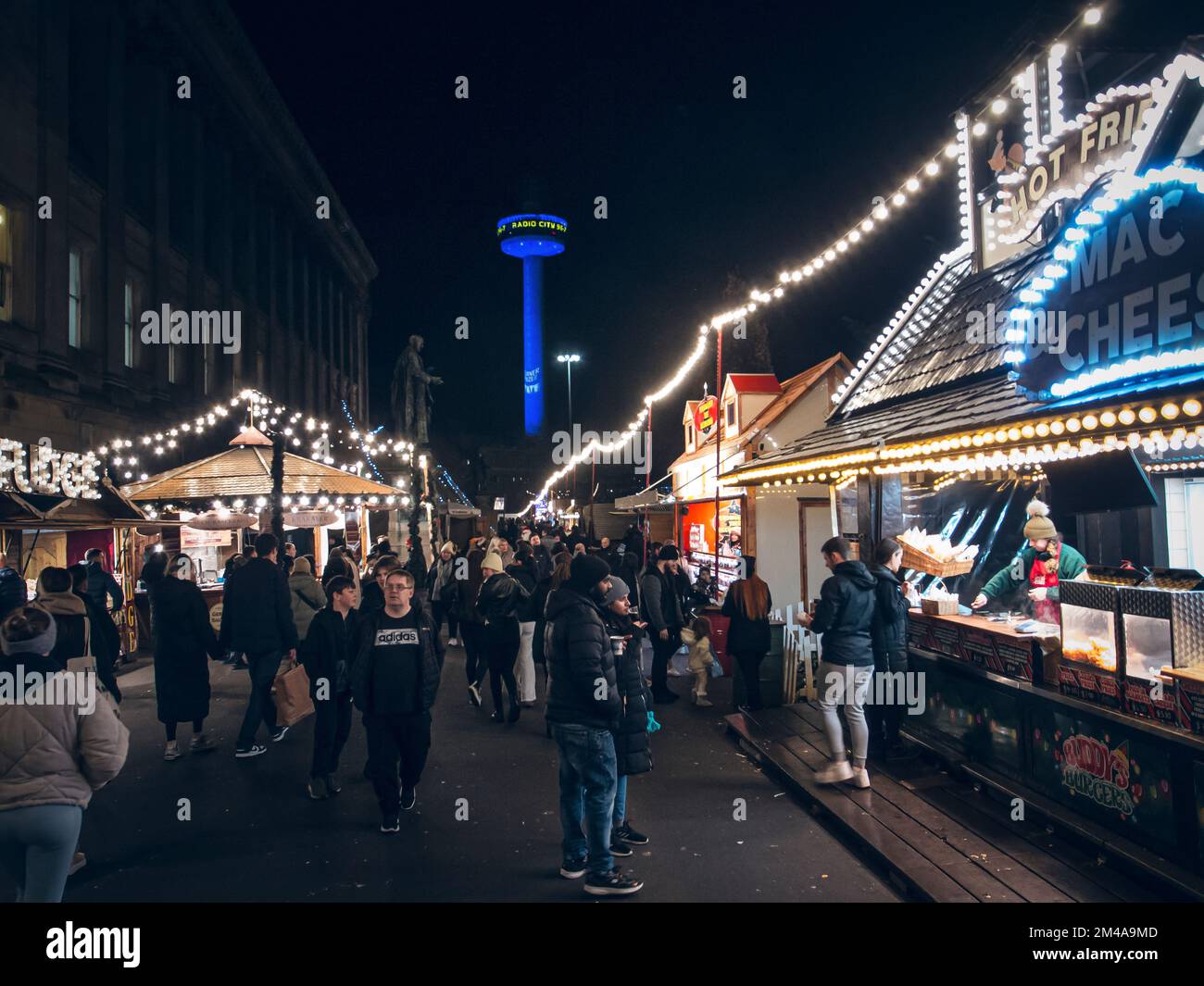 Marché de Noël la nuit à Liverpool. Banque D'Images