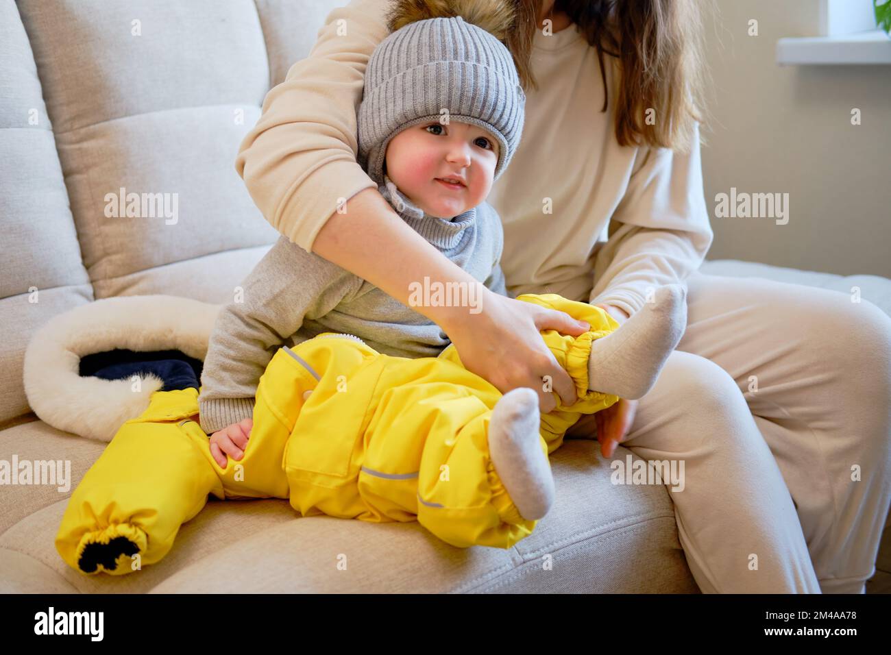 L enfant est v tu de v tements chauds d hiver pour une promenade