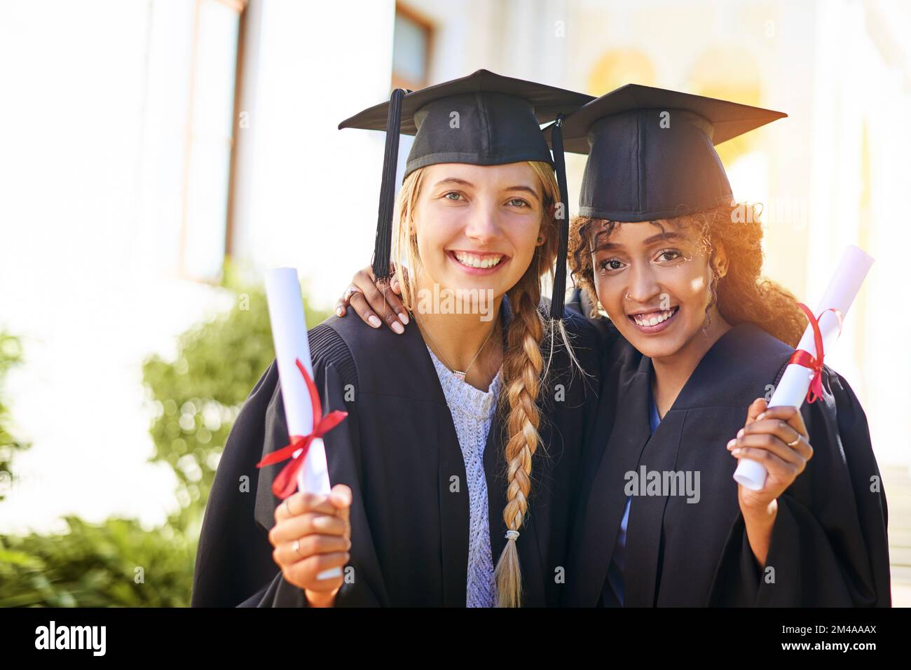 C'est la clé de beaucoup de portes. des étudiants heureux le jour de la remise des diplômes. Banque D'Images