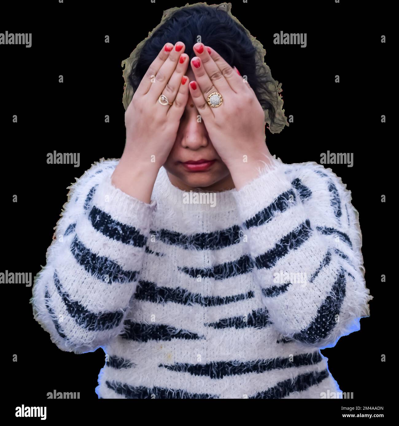 Portrait d'une magnifique jeune femme indienne pratiquant le yoga avec un fond Uni. Belle fille pratique base yoga pose. Calme et détente, femme hap Banque D'Images