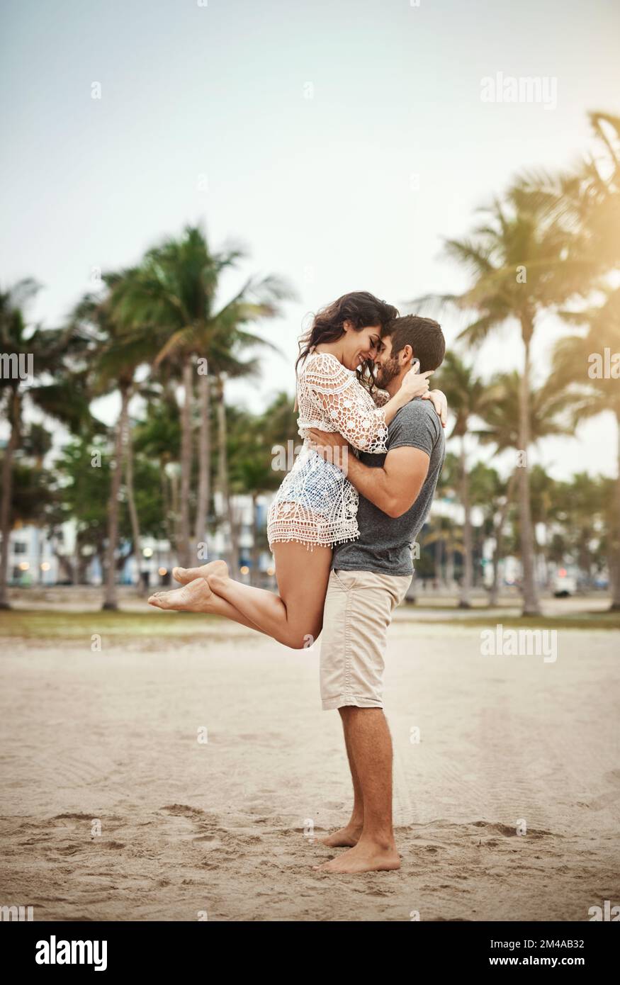 Je suis vraiment amoureux. un jeune couple passe une journée romantique à la plage. Banque D'Images