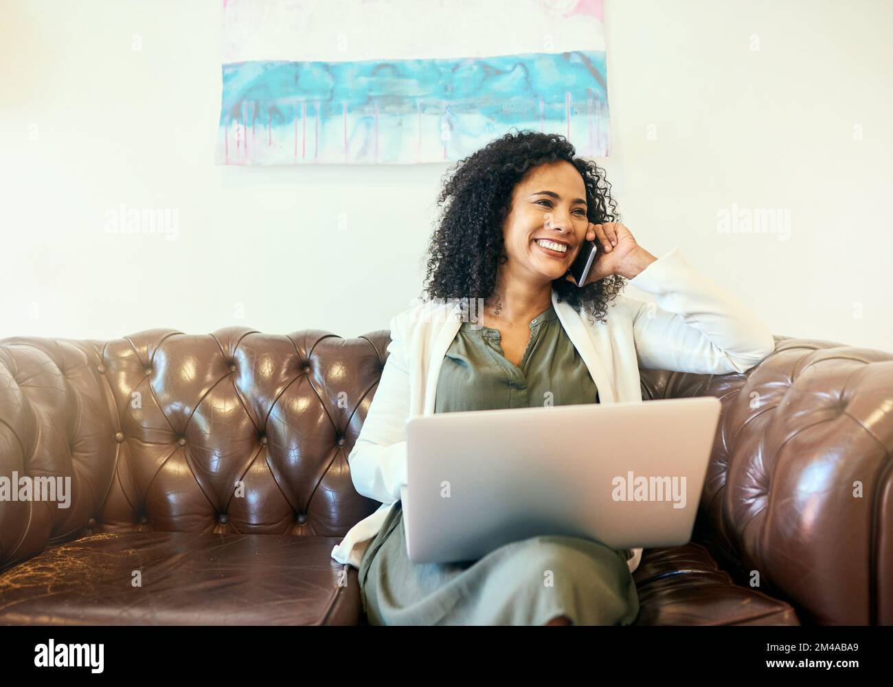 Je peux choisir quand et où travailler. une femme assise sur le canapé