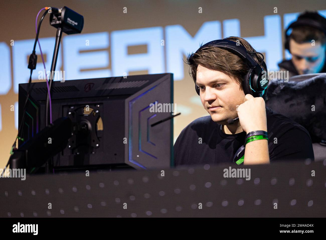 Hanovre, Allemagne. 16th décembre 2022. Frederik Hinteregger (nom de joueur 'Noway'), joueur de l'équipe e-sport 'No Need Orga (NNO)', se trouve sur la scène principale du 'DeamHack' avant le début du match du spectacle dans le match 'League of Legends' entre les équipes e-sport 'Eacht Spandau (EINS)' et 'No Need Orga' (NO Need Orga). Le 'DeamHack' est un événement de jeu avec des tournois e-sport qui a lieu de 15 décembre à 18 à Hanovre. Credit: Michael Matthey/dpa/Alay Live News Banque D'Images
