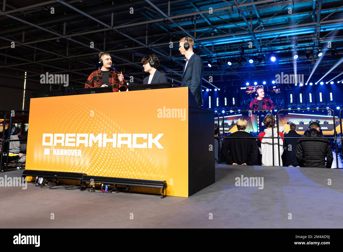 Hanovre, Allemagne. 16th décembre 2022. Nico 'Pixavis' Timmermann (l-r), Bastian 'Basti' Lilienthal et Oskar 'Alanio' van Elsberg, analystes pour le match du match 'League of Legends' entre les équipes e-sports 'Eacht Spandau (EINS)' et 'No Need Orga (NNO)', se trouvent dans le hall d'introduction de l'exposition 'Damack'. Le 'DeamHack' est un événement de jeu avec des tournois e-sport qui a lieu de 15 décembre à 18 à Hanovre. Credit: Michael Matthey/dpa/Alay Live News Banque D'Images
