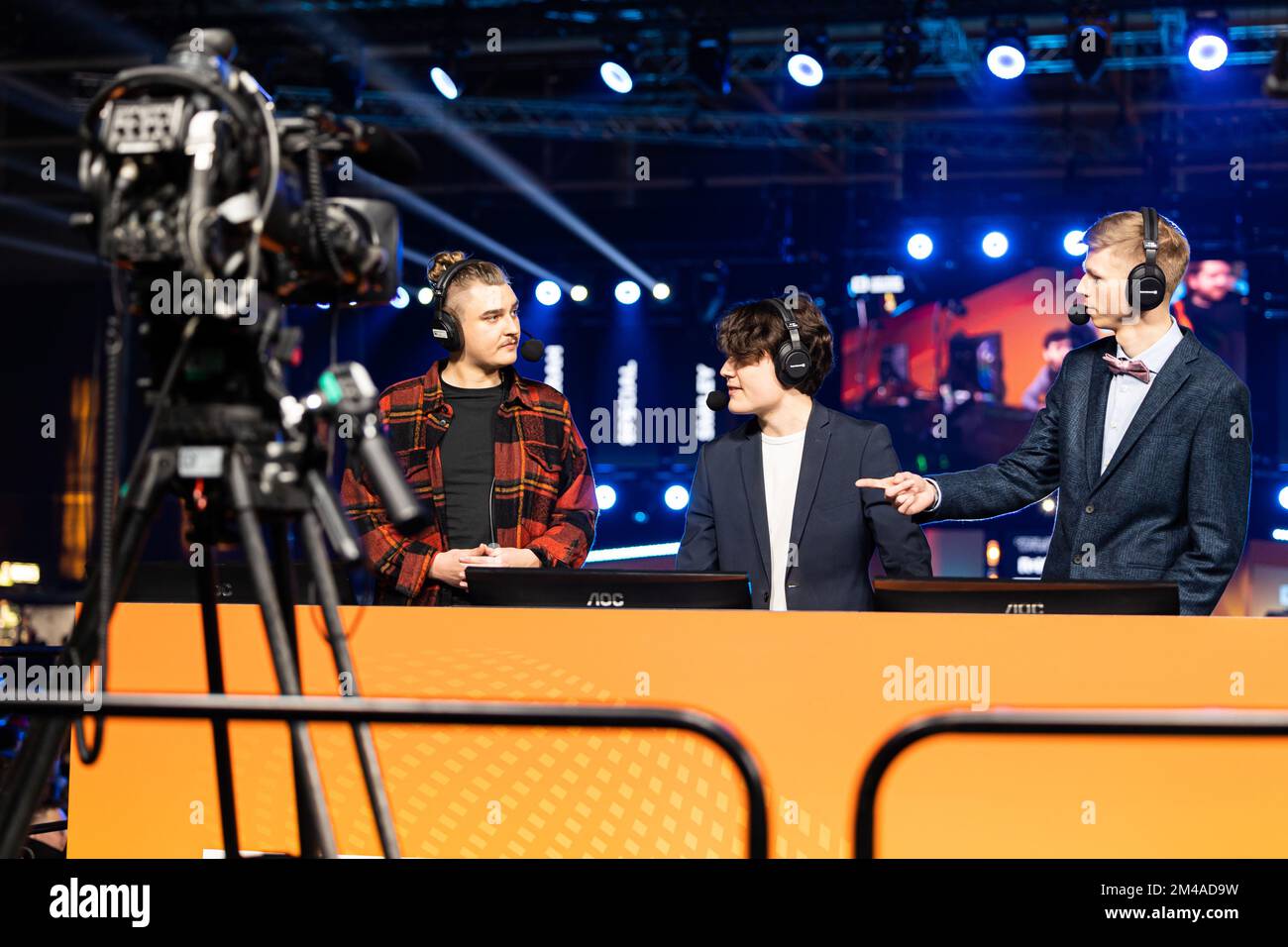 Hanovre, Allemagne. 16th décembre 2022. Nico 'Pixavis' Timmermann (l-r), Bastian 'Basti' Lilienthal et Oskar 'Alanio' van Elsberg, analystes pour le match du match 'League of Legends' entre les équipes e-sports 'Eacht Spandau (EINS)' et 'No Need Orga (NNO)', se trouvent dans le hall d'introduction de l'exposition 'Damack'. Le 'DeamHack' est un événement de jeu avec des tournois e-sport qui a lieu de 15 décembre à 18 à Hanovre. Credit: Michael Matthey/dpa/Alay Live News Banque D'Images