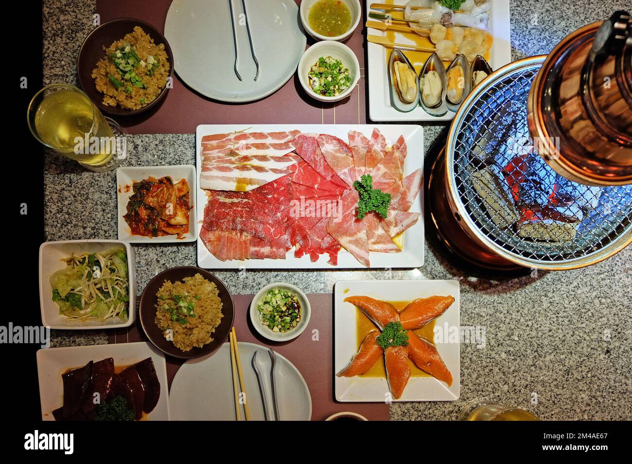 Gros plan viande de porc et fruits de mer Yakiniku (barbecue japonais) Banque D'Images