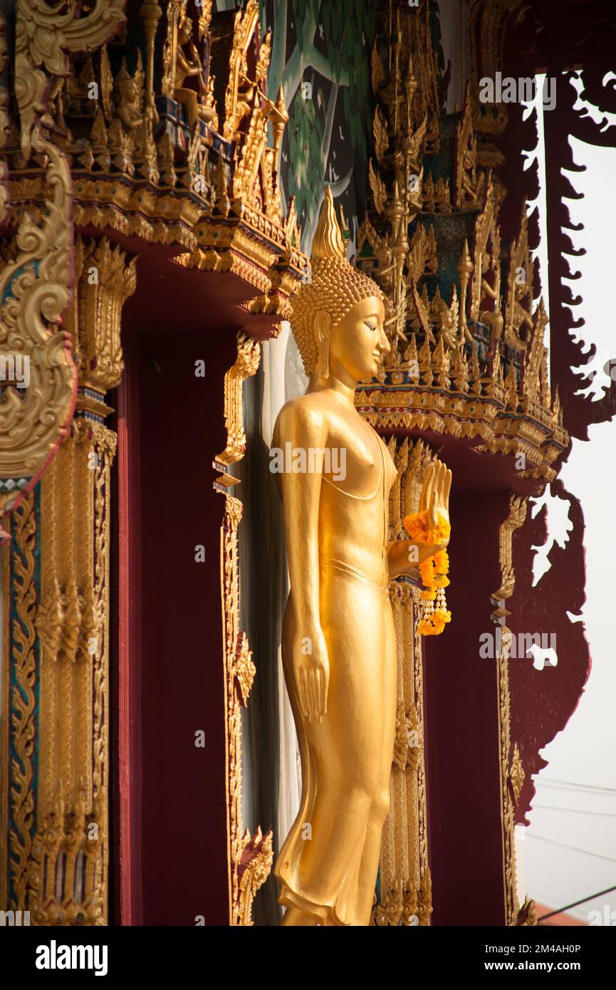 Bouddha debout devant l'église à Wat Hat Siao, ce temple où le Buat Chang Hat Siao ordination sur le dos des éléphants à Sukhothai, Thaïlande. Banque D'Images