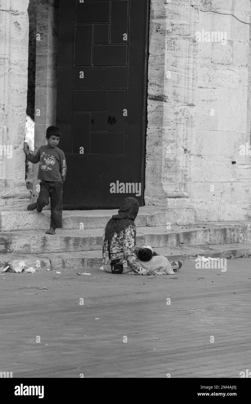 Istanbul, Turquie-14 septembre 2014 : réfugiés syriens vivant à la porte d'entrée de la mosquée Suleymaniye Banque D'Images