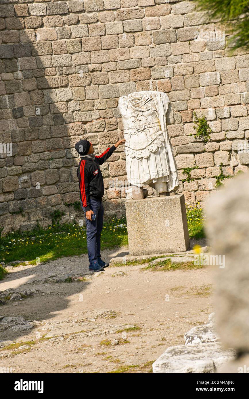 Statue blindée sans tête de Trajan dans le temple de Trajan, dans l'ancienne ville de Pergamum (Pergamon). Bergama, Izmir, Turquie. Acropole. Banque D'Images