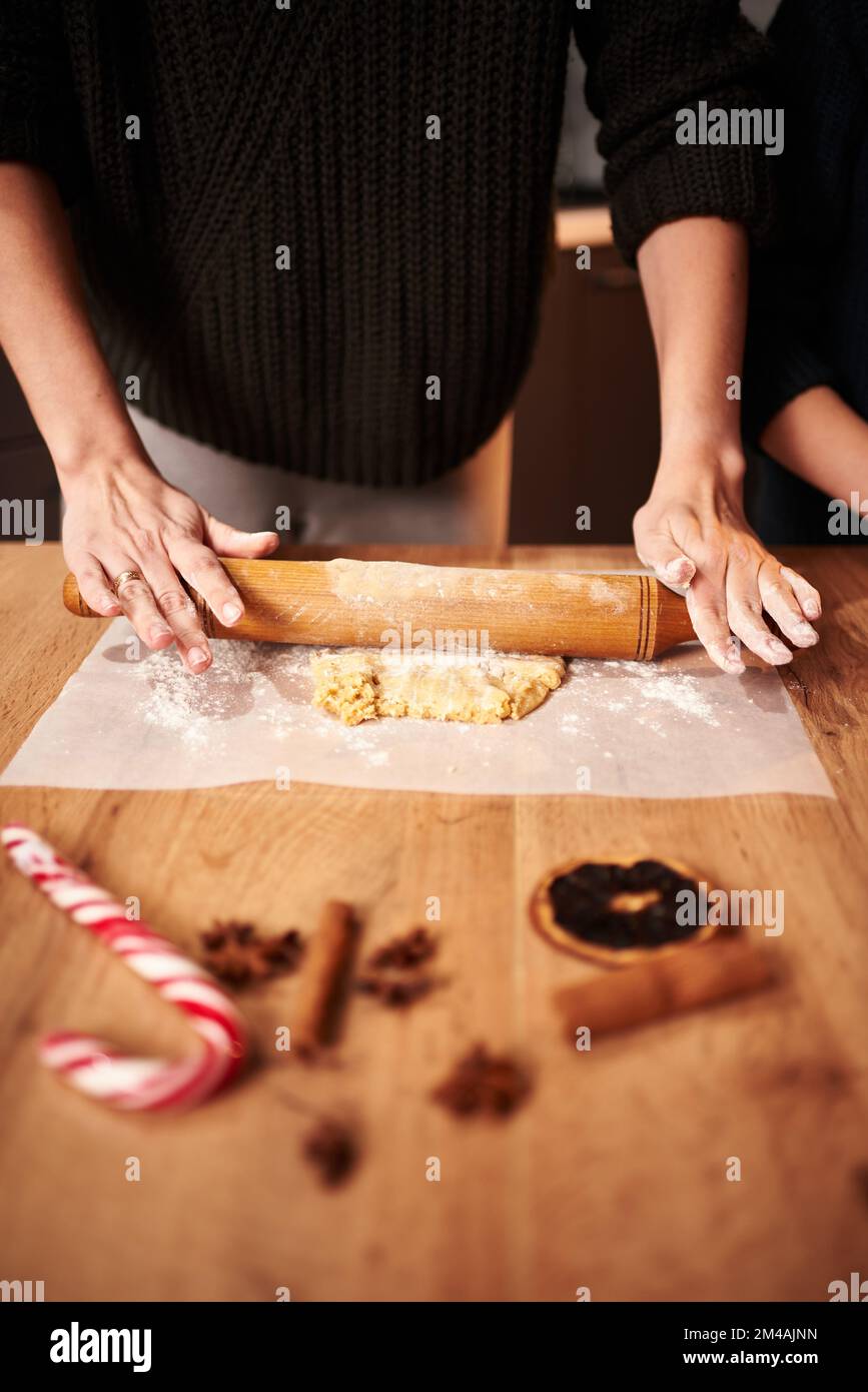 Biscuits de Noël. Faire des biscuits de pain d'épice pour les vacances. Pâte de pain d'épice. Fond de cuisson de Noël. Forme pour couper le pain d'épice. Joyeux Banque D'Images