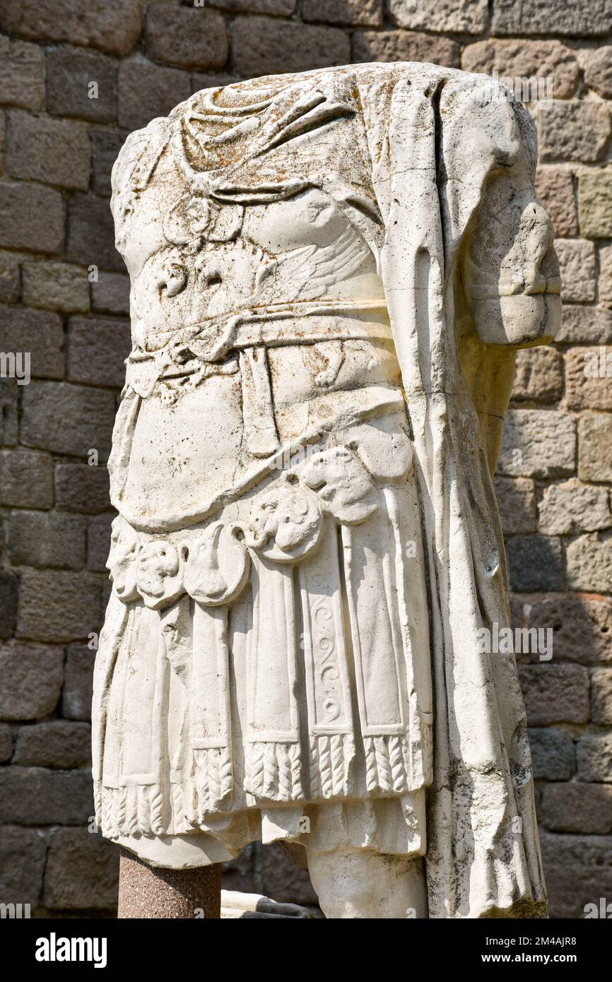 Statue blindée sans tête de Trajan dans le temple de Trajan, dans l'ancienne ville de Pergamum (Pergamon). Bergama, Izmir, Turquie. Acropole. Banque D'Images
