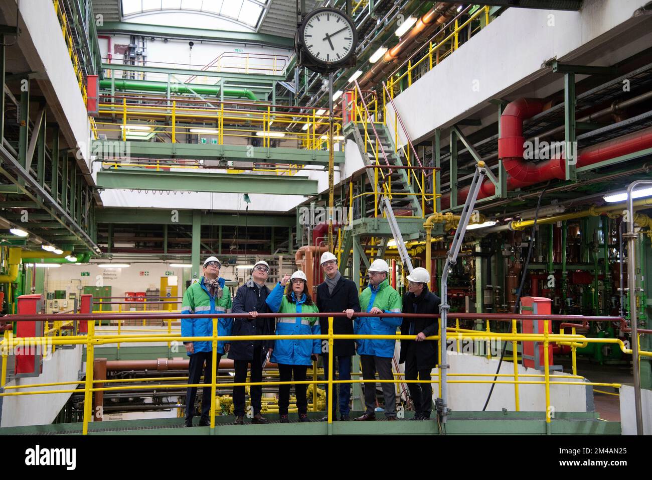 dr Wolfram SIRGES, gérant du site, Werner BAUMANN, Président Directeur général de Bayer AG, Dr. Claudia AUFFERHAAR, Chef des opérations électroniques, Hendrik WUEST, Wust, CDU, Premier ministre de l'État de Rhénanie-du-Nord-Westphalie, André van BOICH, Président du comité d'entreprise du groupe Bayer, Dr. Dirk BACKHAUS, Chef de l'approvisionnement des produits Bayer Crop Science, (de gauche à droite) inspecte l'usine de production, inauguration de l'usine de recyclage du chlorure de fer(III) de Bayer AG à Dormagen, sur 19 décembre 2022. Banque D'Images