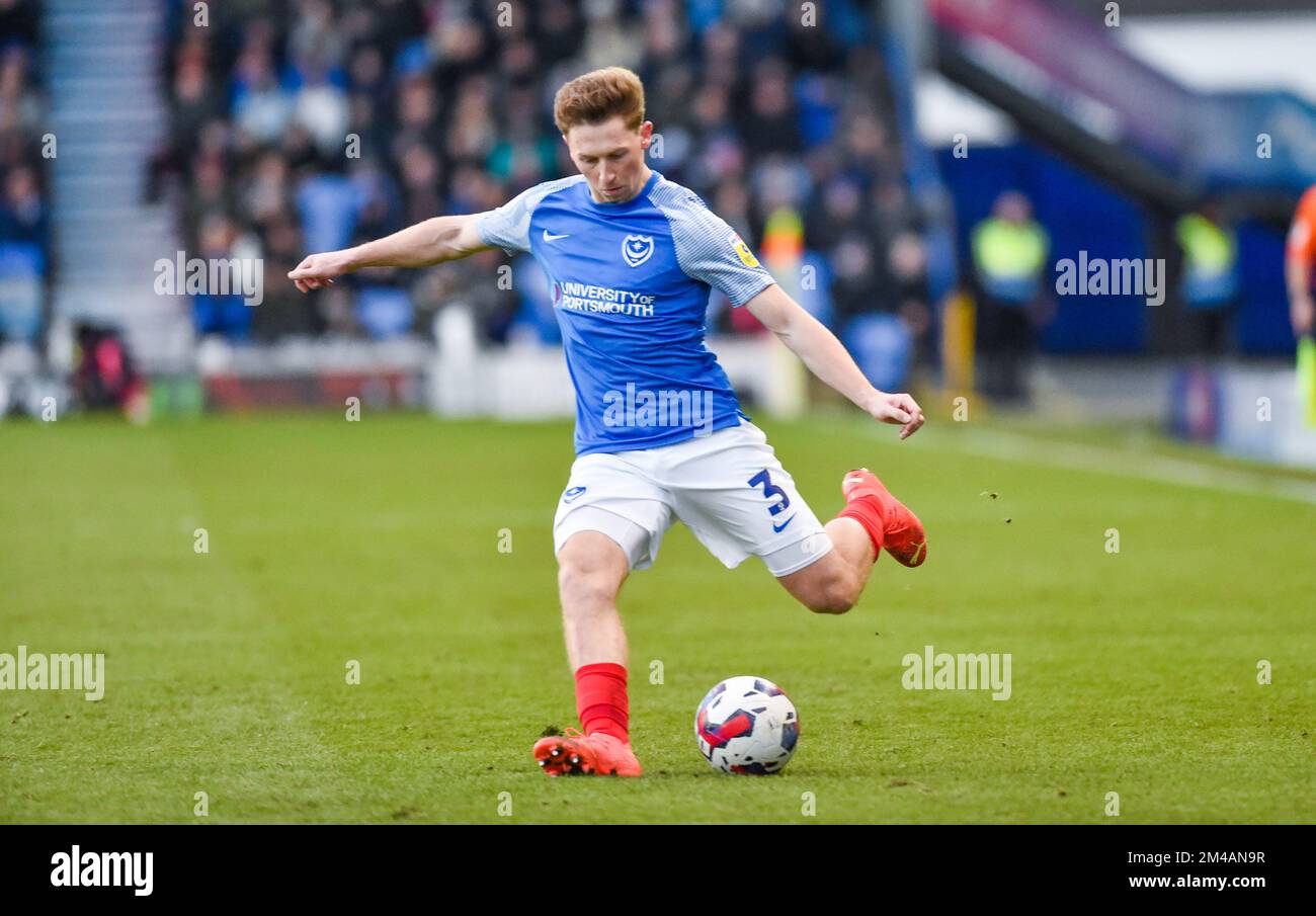 Denver Hume de Portsmouth pendant la Ligue EFL un match entre Portsmouth et MK dons à Fratton Park , Portsmouth , Royaume-Uni - 17th décembre 2022 usage éditorial seulement. Pas de merchandising. Pour les images de football, les restrictions FA et Premier League s'appliquent inc. Aucune utilisation Internet/mobile sans licence FAPL - pour plus de détails, contactez football Dataco Banque D'Images