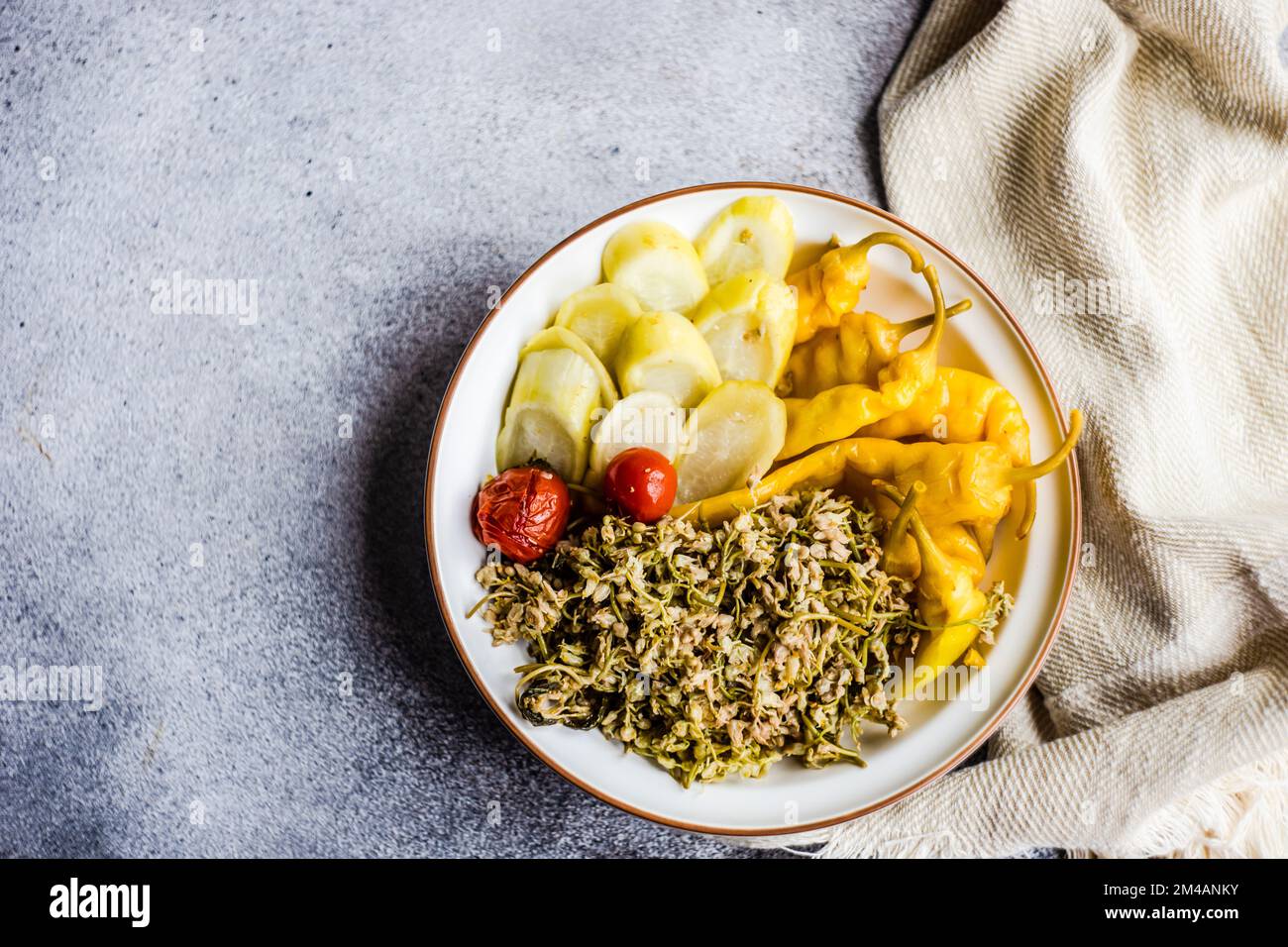 Bol avec légumes fermentés géorgiens sur la table Banque D'Images