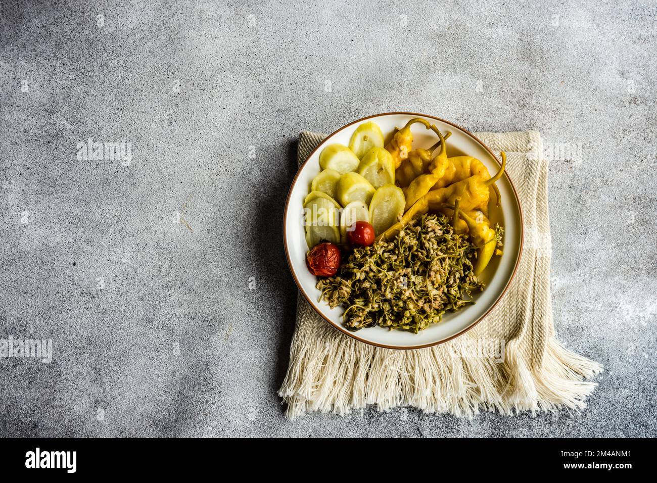 Bol avec légumes fermentés géorgiens sur la table Banque D'Images