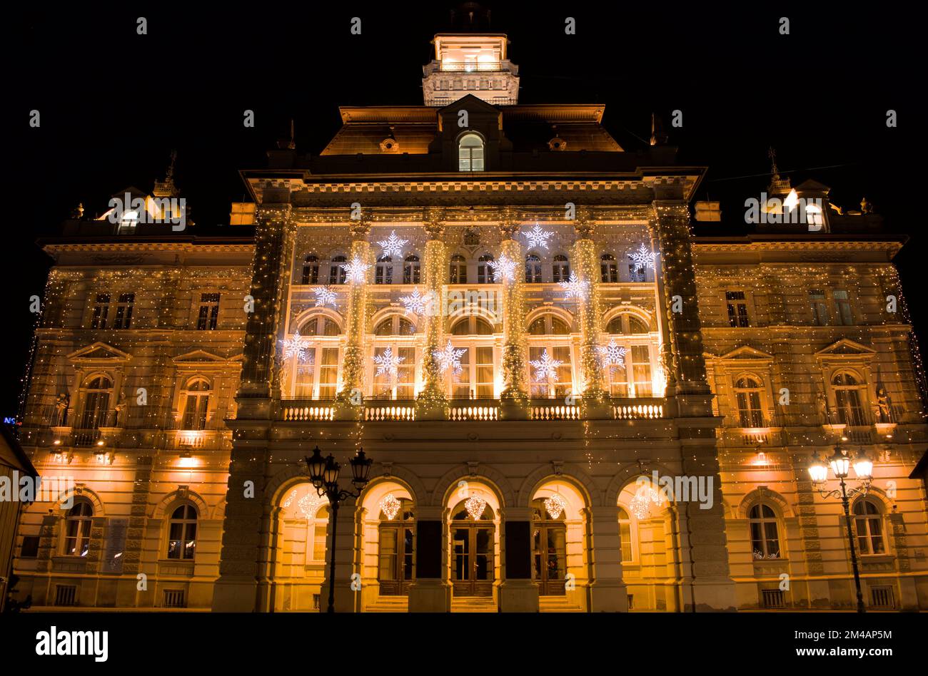 Vue sur le bureau du gouvernement du comté de Novi Sad avec une décoration de Noël Banque D'Images