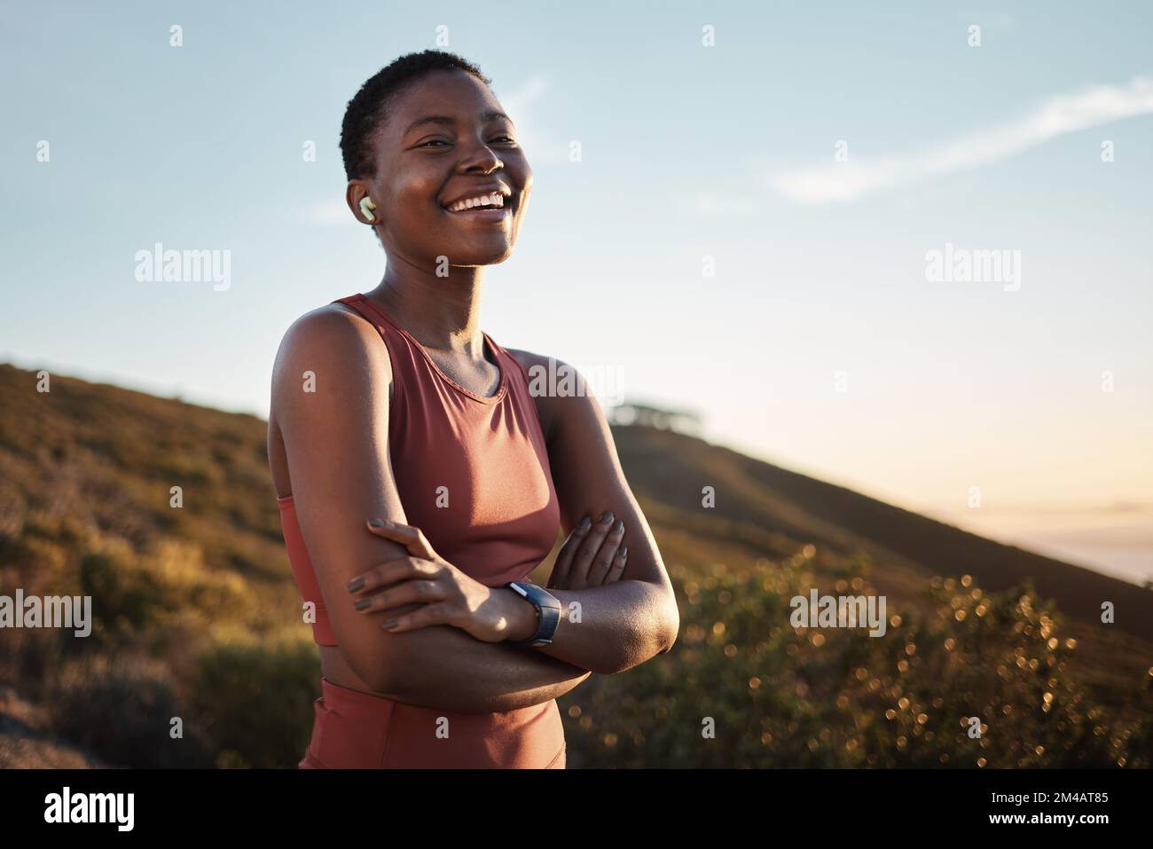 Portrait, femme noire et bras croisés à l'extérieur, exercice ou forme physique pour le bien-être, la santé ou le sourire. La femme, fille et athlète nigériane repos, la nature et Banque D'Images