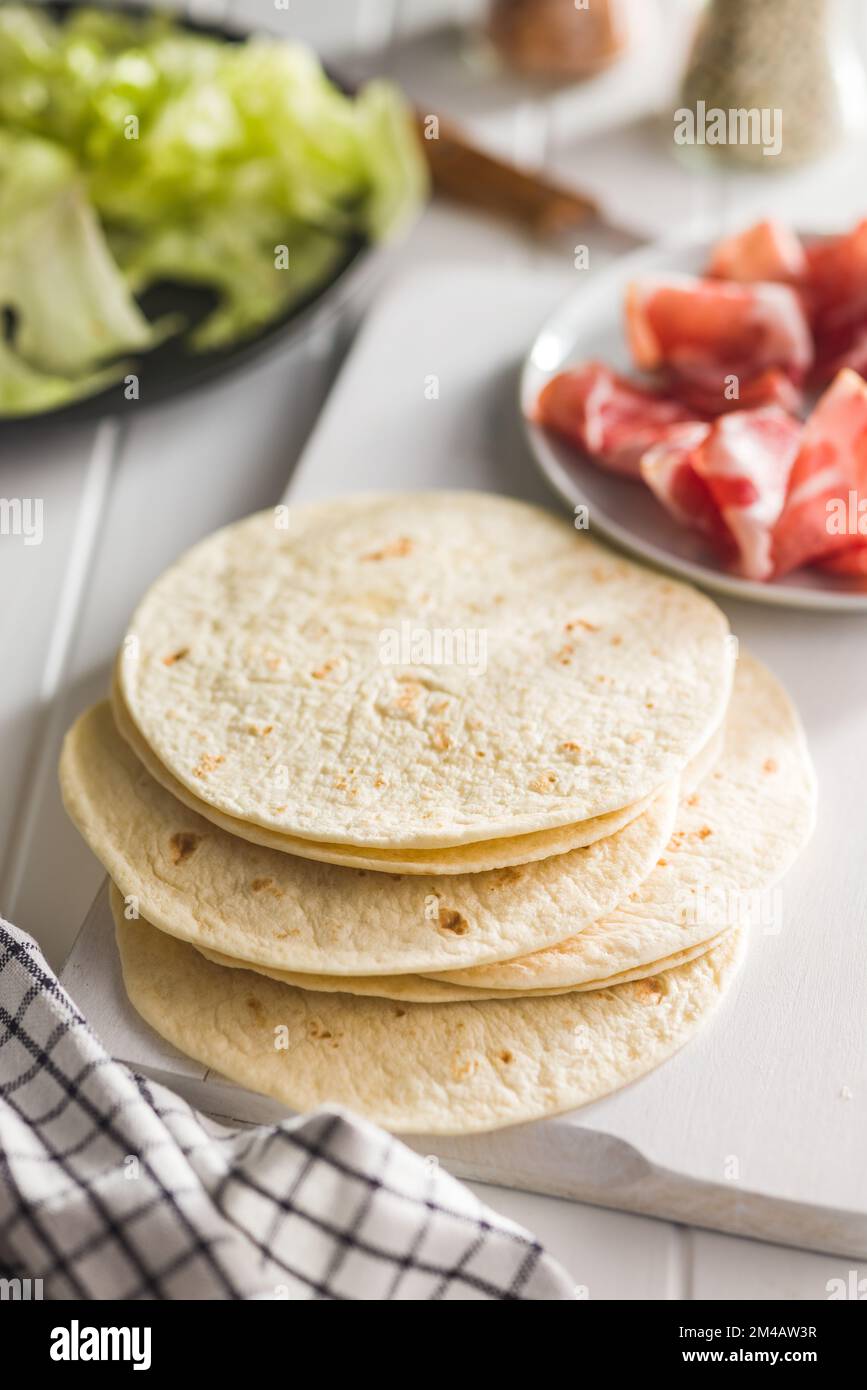 Tortillas de maïs mexicain sur la planche à découper. Banque D'Images