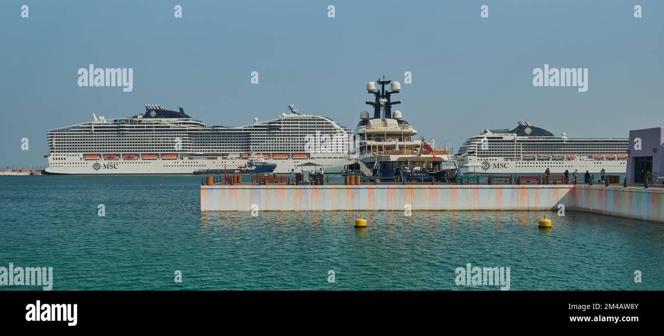 Vieux port de Doha (district de Mina) à Doha, Qatar, après-midi, prise de vue montrant des cafés, des restaurants et des bateaux de croisière avec les habitants et les visiteurs marchant Banque D'Images