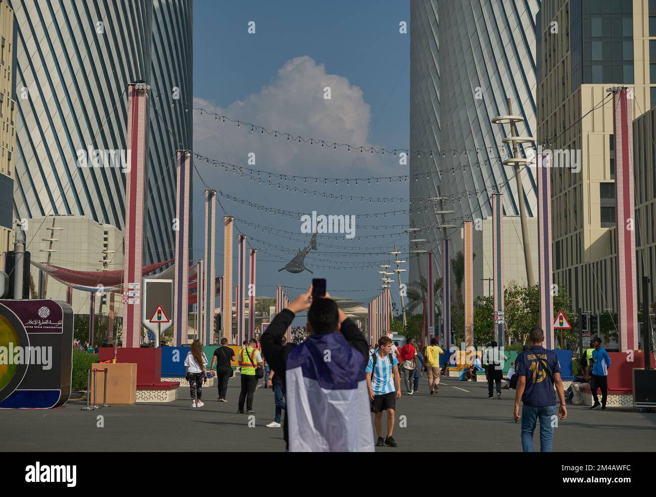 Lusail boulevard dans la ville de Lusail, Qatar, après-midi, prise de vue montrant les habitants et les visiteurs marchant pendant la coupe du monde de la FIFA 2022 . Banque D'Images