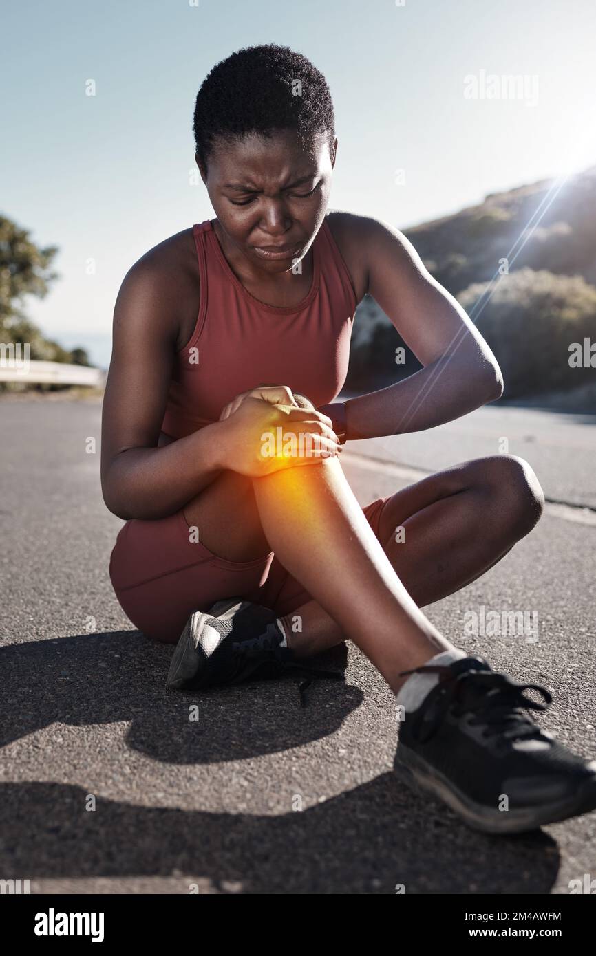 Douleur au genou, femme noire et accident d'entraînement sur route avec un coureur en douleur pour blessure à la jambe à l'extérieur. Problèmes de course, d'exercice et de forme physique liés à la douleur articulaire Banque D'Images