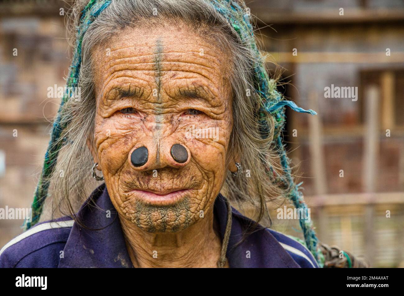 Portrait d'une femme d'Apatani avec tatouages et disques traditionnels de bambou dans ses narines Banque D'Images