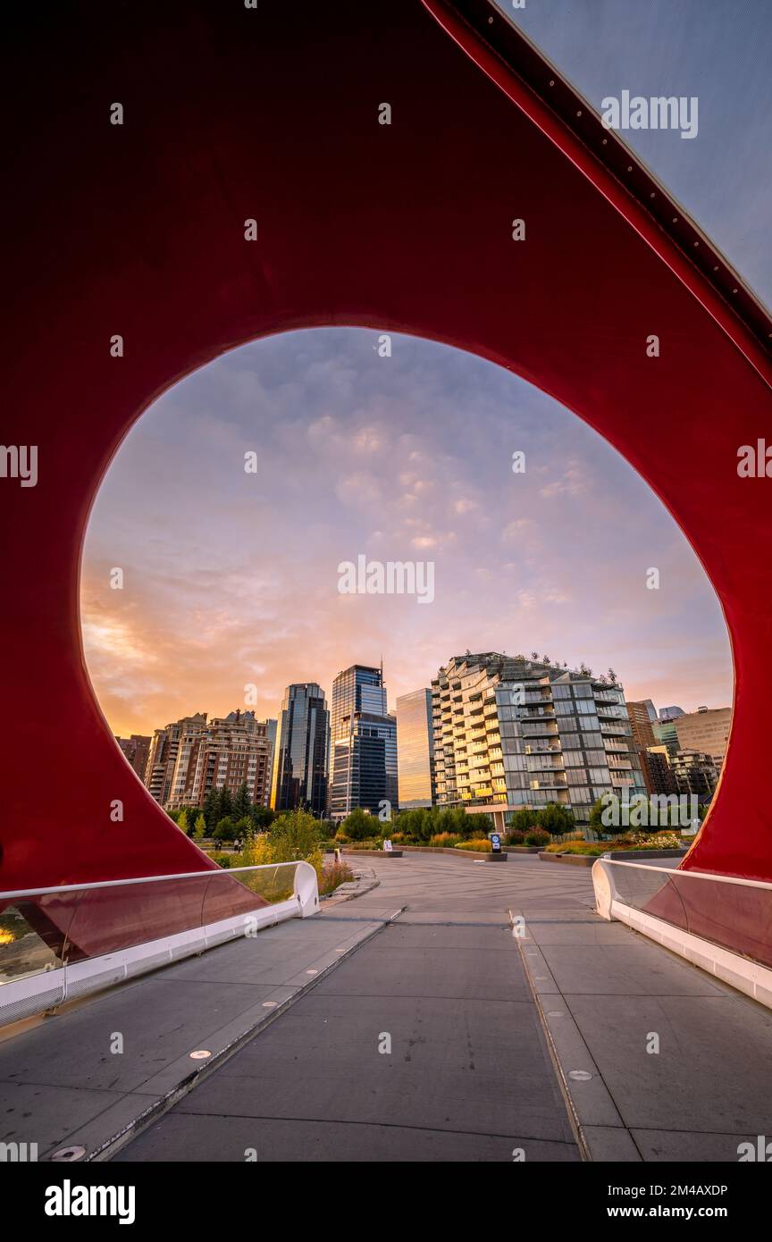 Calgary (Alberta) - 11 septembre 2020 : la vue sur les gratte-ciel de Calgary avec le pont de la paix a été mise en évidence lors d'un lever de soleil vibrant. Banque D'Images