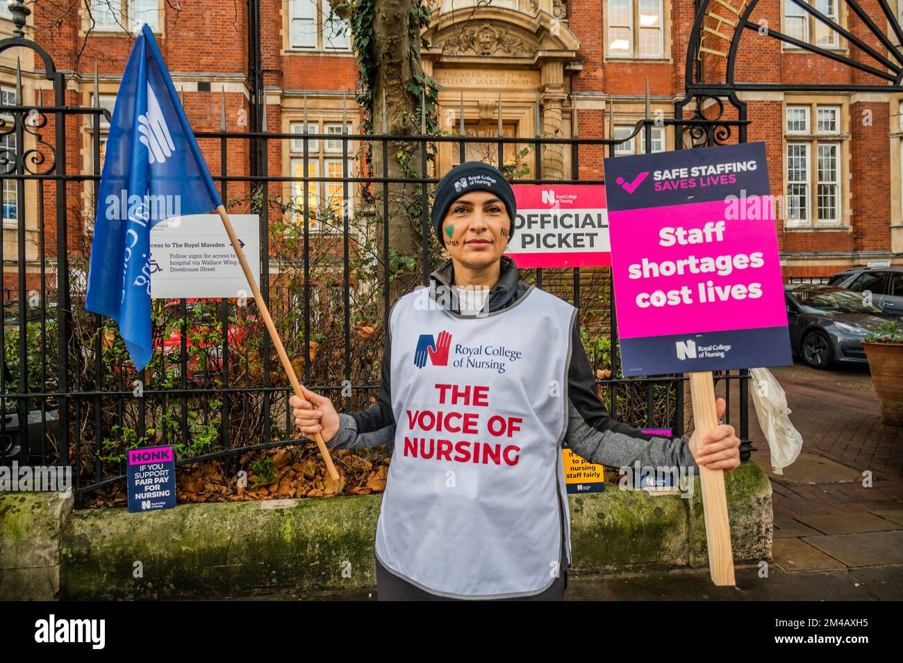 Londres, Royaume-Uni. 20th décembre 2022. Une infirmière d'une famille iranienne soutient la grève - Une ligne de piquetage d'infirmières à l'extérieur de l'hôpital Royal Marsden dans le cadre de la grève organisée par la MRC sur les infirmières et infirmiers paient. Crédit : Guy Bell/Alay Live News Banque D'Images