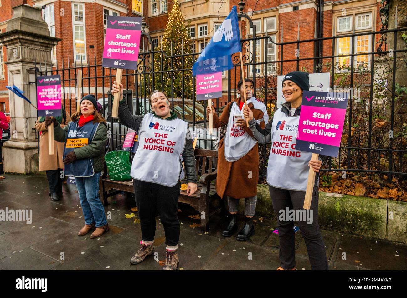 Londres, Royaume-Uni. 20th décembre 2022. Une ligne de piquetage d'infirmières à l'extérieur de l'hôpital Royal Marsden dans le cadre de la MRC a organisé une grève sur la rémunération des infirmières. Crédit : Guy Bell/Alay Live News Banque D'Images