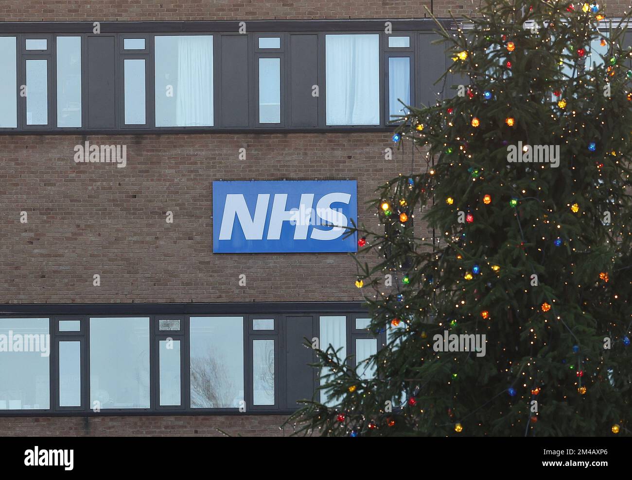 Nottingham, Nottinghamshire, Royaume-Uni. 20th décembre 2022. Un panneau NHS est accroché derrière un arbre de Noël près d'une ligne de piquetage d'infirmières à l'extérieur du centre médical de QueenÕs après que les infirmières en Angleterre, au pays de Galles et en Irlande du Nord ont commencé la deuxième des deux grèves d'une journée sur la rémunération. Credit Darren Staples/Alay Live News. Banque D'Images