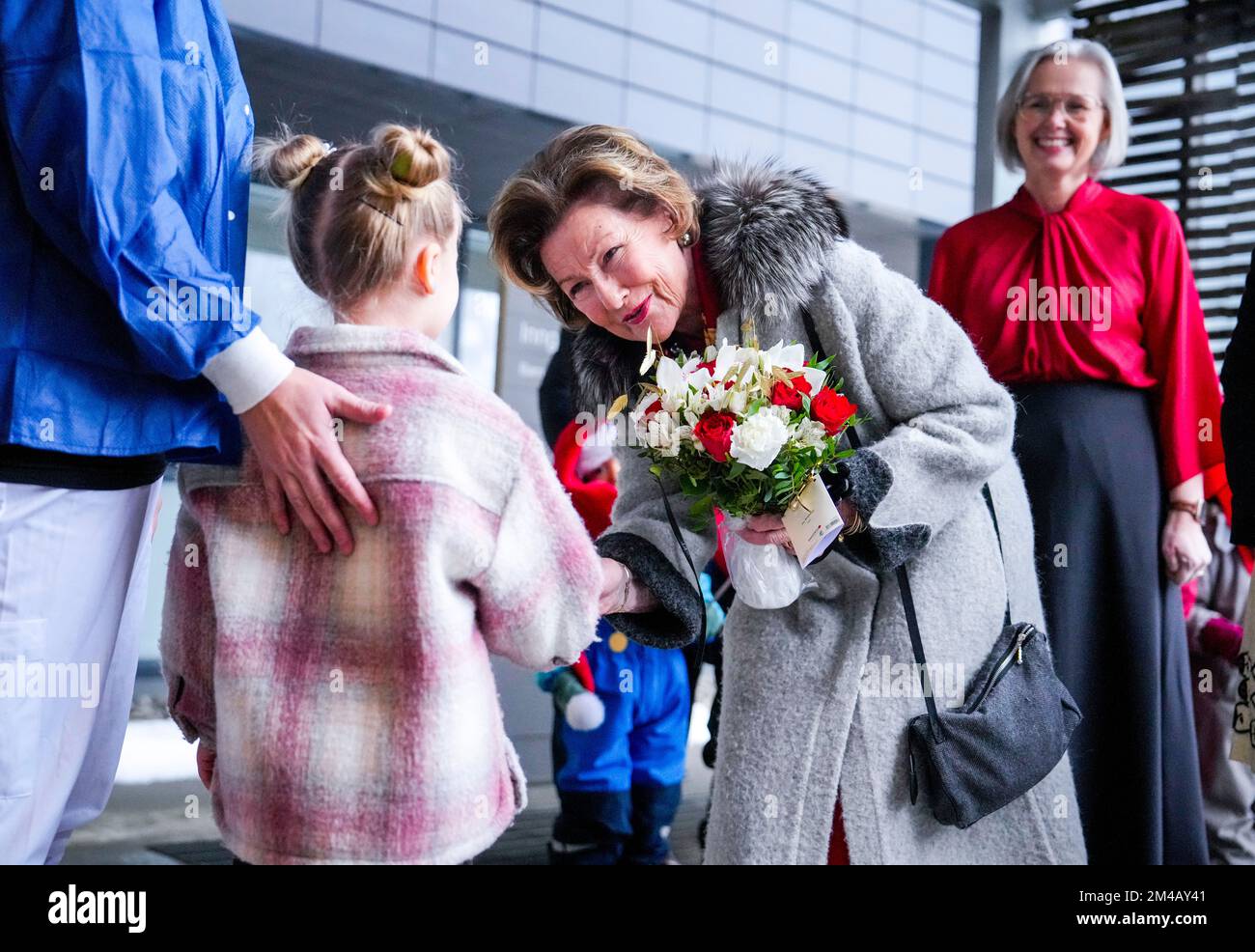 Lørenskog 20221220.la clinique pour enfants et jeunes de l'hôpital d'Ahus reçoit une visite de Noël de la reine Sonja. Photo: Beate Oma Dahle / NTB Banque D'Images