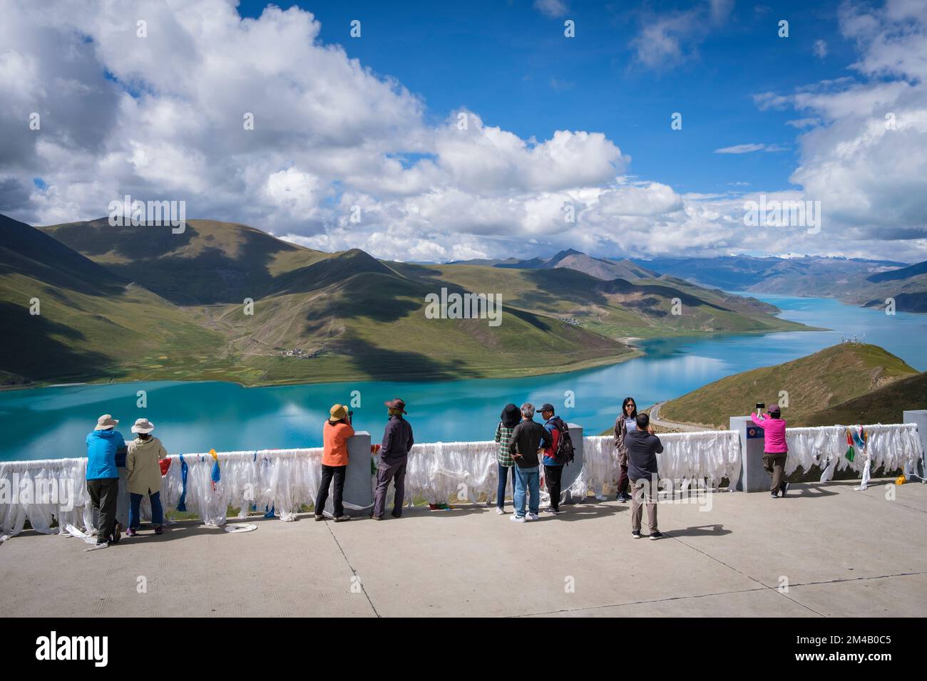 Point de vue sur le lac Yamdrok au sud-ouest de Lhassa. Région autonome du Tibet. Chine. Banque D'Images