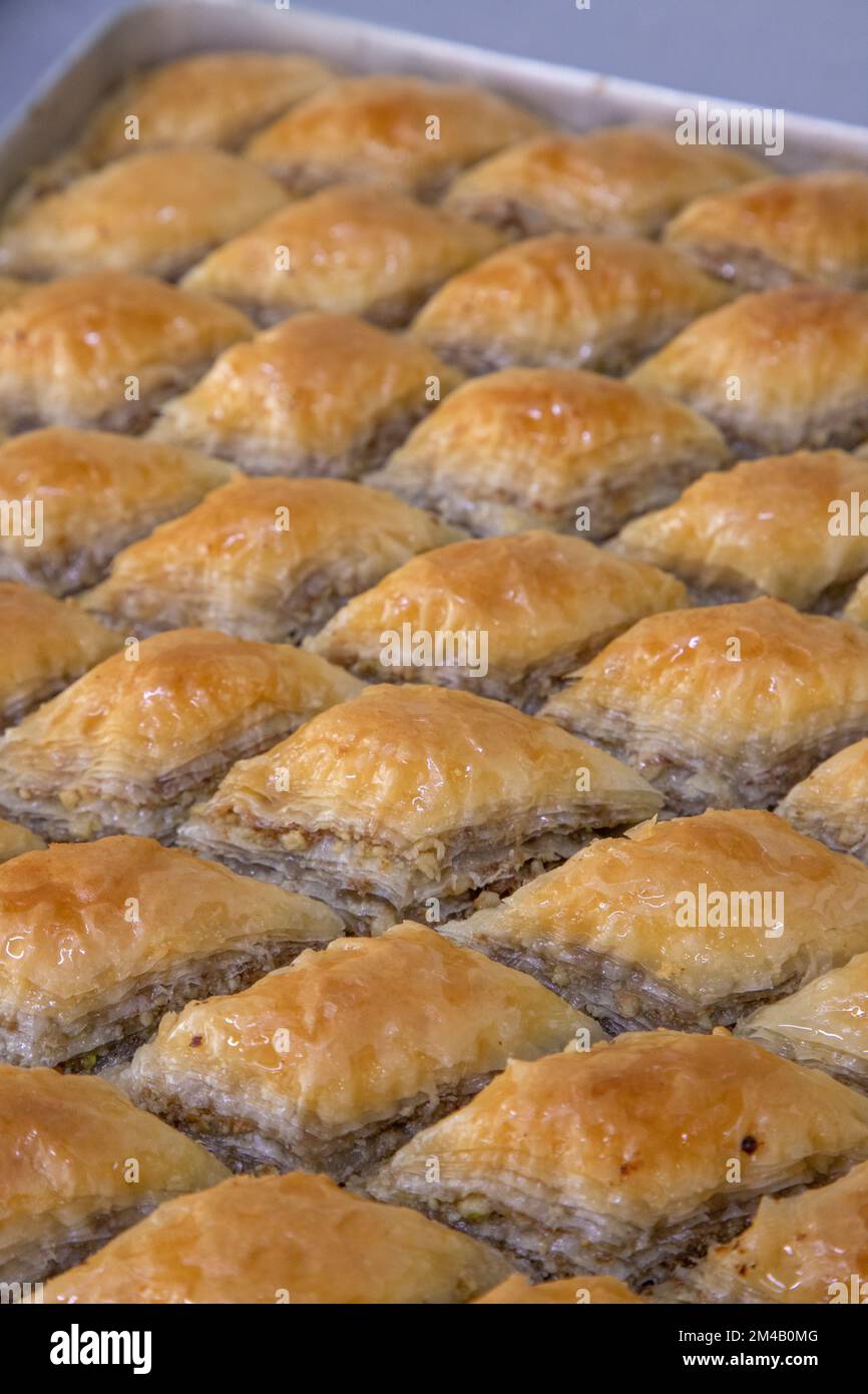 Dessert turc traditionnel antep baklava avec pistache, ramadan ou desserts de vacances en plateau Banque D'Images