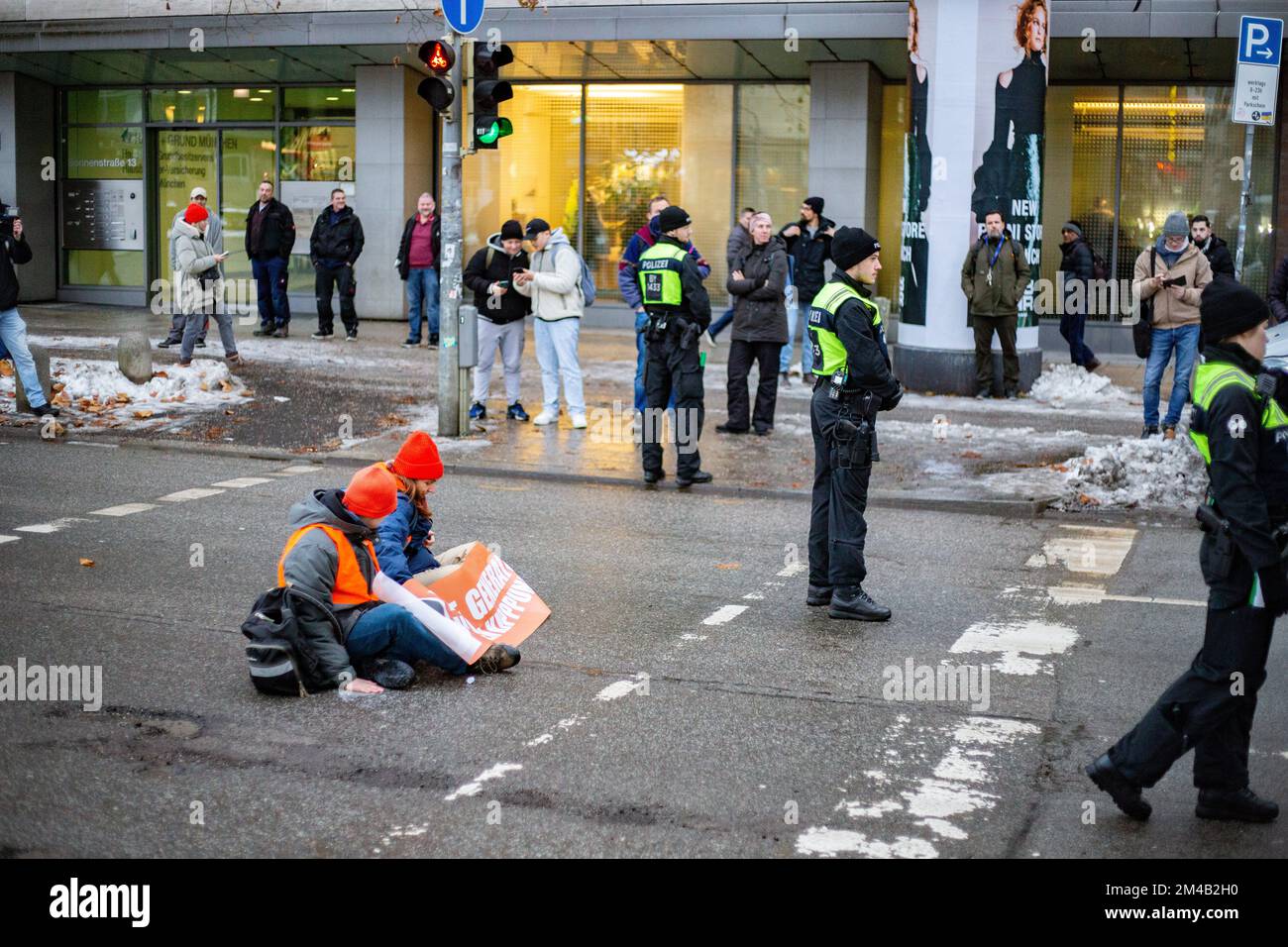 Munich, Allemagne. 20th décembre 2022. Quatre activistes de la dernière génération ont bloqué la Sonnenstraße à Munich, Allemagne 20 décembre 2022, malgré une ordonnance du KVR contre les blocs de colle. À l'avance, l'action a été officiellement annoncée, c'est pourquoi beaucoup de policiers étaient sur place et ont arrêté 6 autres activistes avant qu'ils ne puissent bloquer la rue. La dernière génération présente un billet de 9 euros et une limite de vitesse de 100 km/h sur les autoroutes. (Photo par Alexander Pohl/Sipa USA) crédit: SIPA USA/Alay Live News Banque D'Images