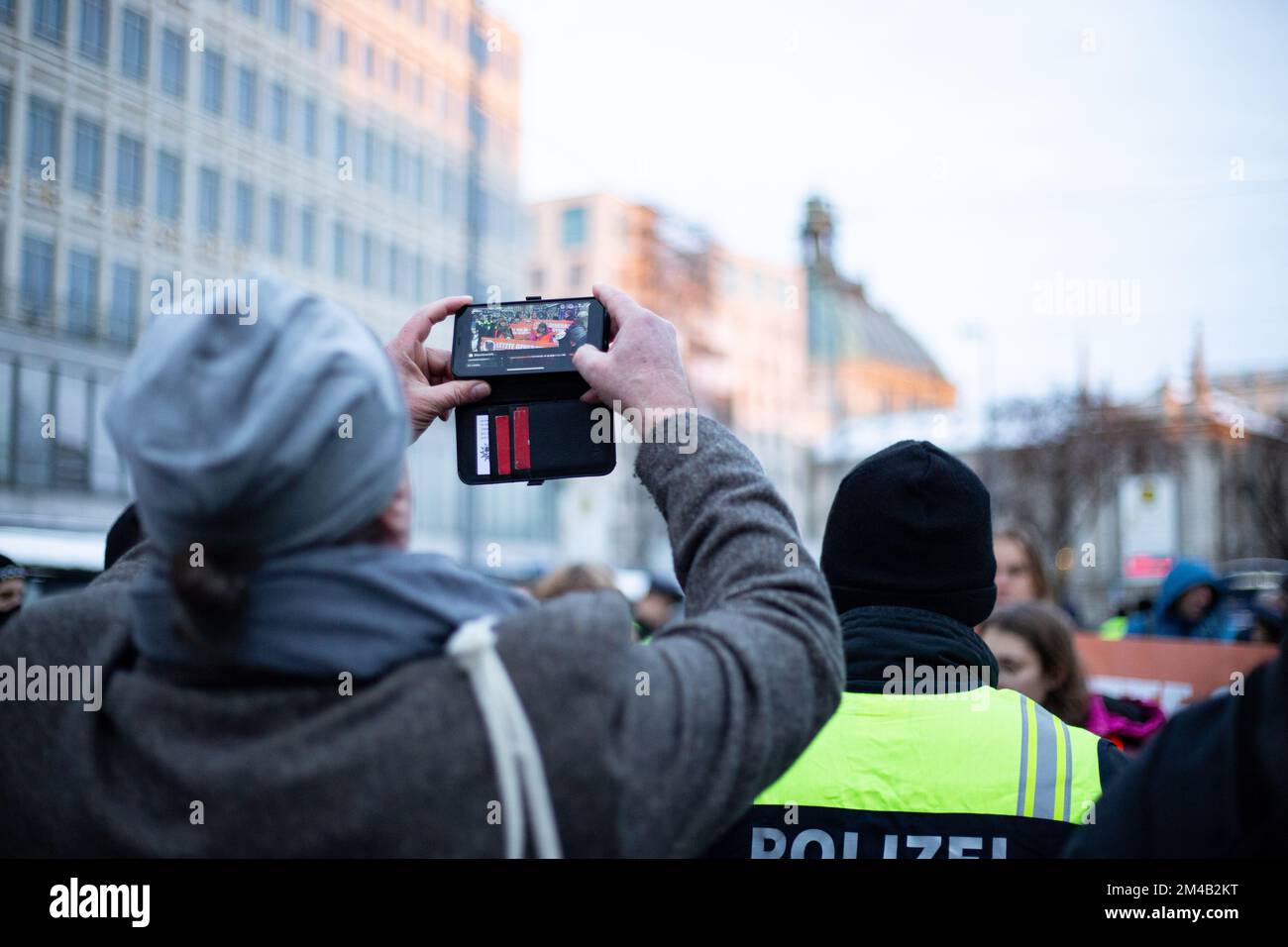 Munich, Allemagne. 20th décembre 2022. Quatre activistes de la dernière génération ont bloqué la Sonnenstraße à Munich, Allemagne 20 décembre 2022, malgré une ordonnance du KVR contre les blocs de colle. À l'avance, l'action a été officiellement annoncée, c'est pourquoi beaucoup de policiers étaient sur place et ont arrêté 6 autres activistes avant qu'ils ne puissent bloquer la rue. La dernière génération présente un billet de 9 euros et une limite de vitesse de 100 km/h sur les autoroutes. (Photo par Alexander Pohl/Sipa USA) crédit: SIPA USA/Alay Live News Banque D'Images