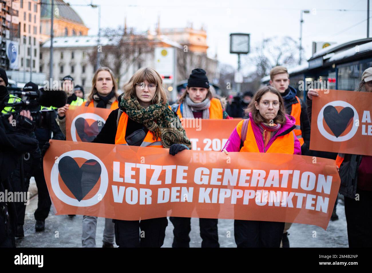 Munich, Allemagne. 20th décembre 2022. Quatre activistes de la dernière génération ont bloqué la Sonnenstraße à Munich, Allemagne 20 décembre 2022, malgré une ordonnance du KVR contre les blocs de colle. À l'avance, l'action a été officiellement annoncée, c'est pourquoi beaucoup de policiers étaient sur place et ont arrêté 6 autres activistes avant qu'ils ne puissent bloquer la rue. La dernière génération présente un billet de 9 euros et une limite de vitesse de 100 km/h sur les autoroutes. (Photo par Alexander Pohl/Sipa USA) crédit: SIPA USA/Alay Live News Banque D'Images