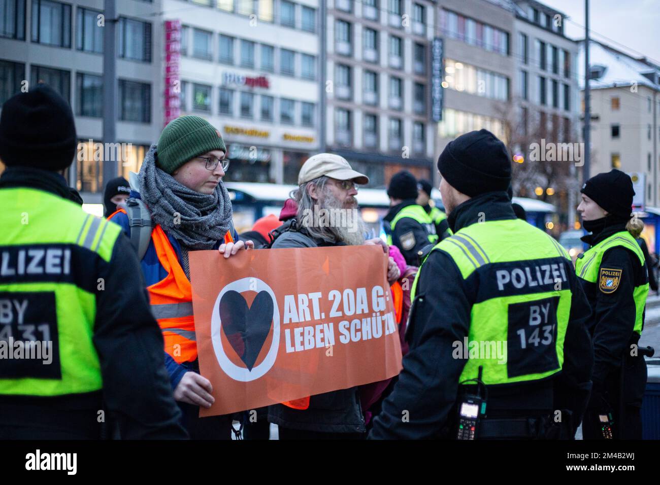 Munich, Allemagne. 20th décembre 2022. Quatre activistes de la dernière génération ont bloqué la Sonnenstraße à Munich, Allemagne 20 décembre 2022, malgré une ordonnance du KVR contre les blocs de colle. À l'avance, l'action a été officiellement annoncée, c'est pourquoi beaucoup de policiers étaient sur place et ont arrêté 6 autres activistes avant qu'ils ne puissent bloquer la rue. La dernière génération présente un billet de 9 euros et une limite de vitesse de 100 km/h sur les autoroutes. (Photo par Alexander Pohl/Sipa USA) crédit: SIPA USA/Alay Live News Banque D'Images