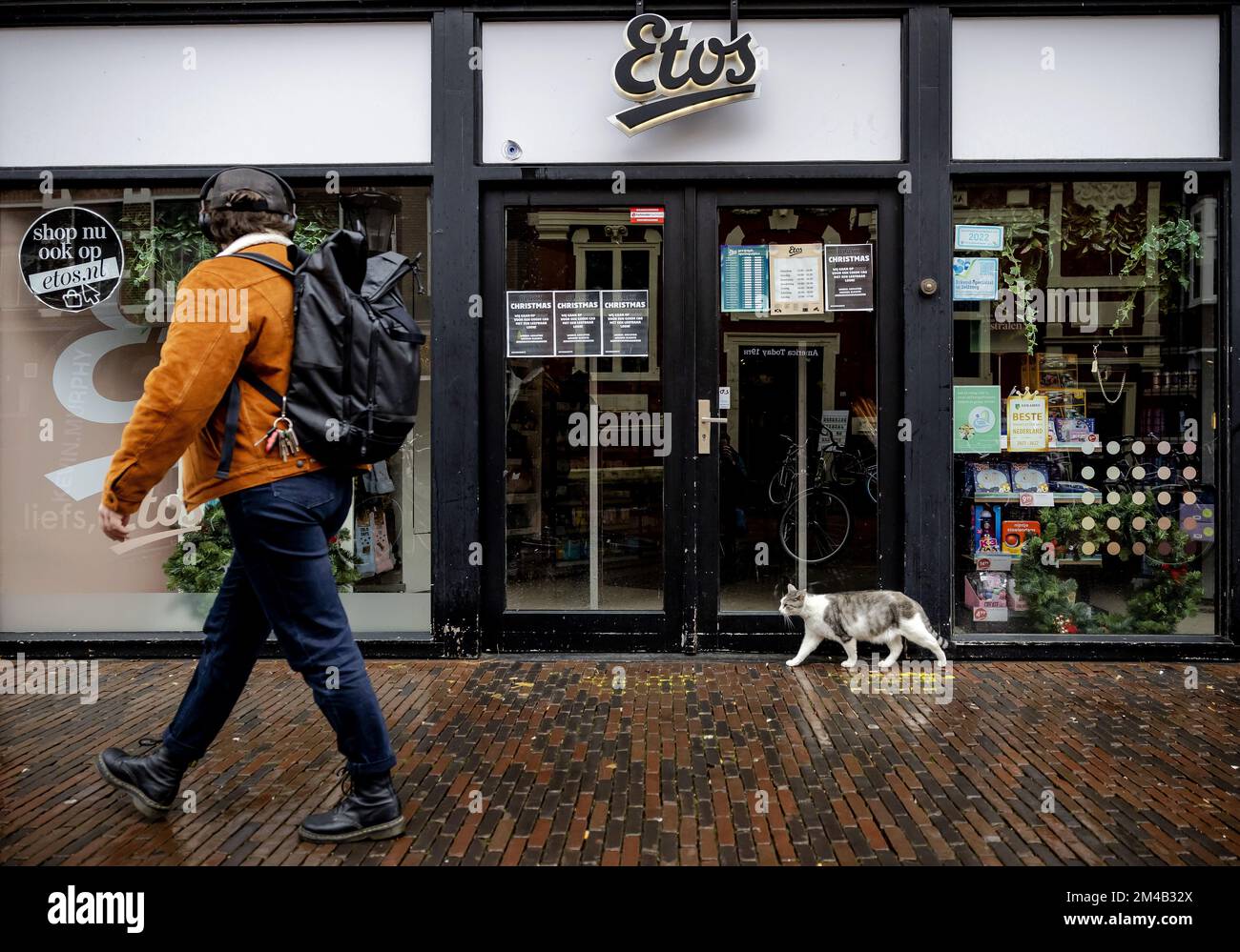 UTRECHT - Une pharmacie fermée des Etos dans le centre ville d'Utrecht. Les  employés de la pharmacie veulent que leurs salaires augmentent  structurellement en ligne avec les prix dans les magasins. ANP